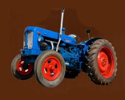 Der Hauptpreis der großen Tombola: Ein traumhafter Oldtimer Traktor im klassischen Blau-Rot-Design!